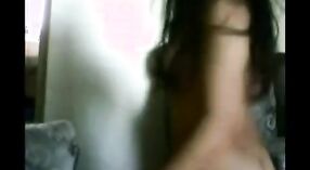 या देसी एमएमएस व्हिडिओमध्ये भारतीय किशोरवयीन पिया मोहात पडते 2 मिन 40 सेकंद