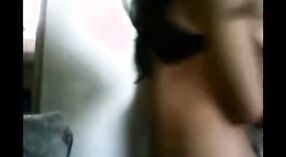 या देसी एमएमएस व्हिडिओमध्ये भारतीय किशोरवयीन पिया मोहात पडते 3 मिन 30 सेकंद