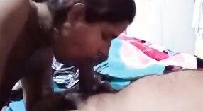 Bhabhi vrouw pronkt met haar grote borsten terwijl ze een pijpbeurt geeft en op camera rijdt 1 min 20 sec
