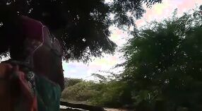 Жесткий секс индийской пары на открытом воздухе в просочившемся видео по MMS 2 минута 20 сек