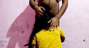 Desi bhabhi obtiene su apretado coño estirado por su novio 1 mín. 00 sec