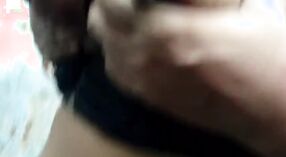 Closeup gaya XXX dari Desi Bhabha memamerkan payudara alaminya yang besar dalam video MMC 1 min 20 sec