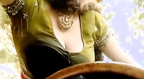 Indiase tante met grote borsten wordt verleid in een wasstraat 2 min 20 sec