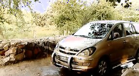 Индийскую тетушку с большими сиськами соблазняют на автомойке 3 минута 30 сек