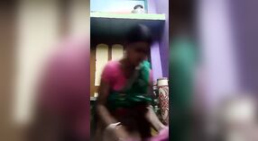 El obsceno video MMC de la esposa bengalí con el coño expuesto 3 mín. 30 sec