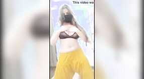 Estrella porno india se desnuda y muestra su cuerpo sexy 1 mín. 20 sec