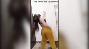 Estrella porno india se desnuda y muestra su cuerpo sexy 1 mín. 30 sec
