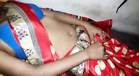 Desi esposa em um sari é capturado por seu marido para um fumegante striptease 5 minuto 20 SEC