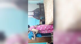 La déesse du sexe bangla donne à un mec un trou XXX pour lui percer la chatte devant la caméra 0 minute 0 sec