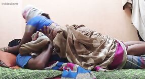 Indyjski nastolatek dostaje jej pussy pounded w pozycji misjonarskiej po ssać Desi XXX 1 / min 10 sec