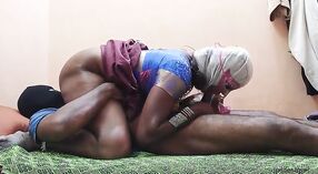Indyjski nastolatek dostaje jej pussy pounded w pozycji misjonarskiej po ssać Desi XXX 5 / min 20 sec