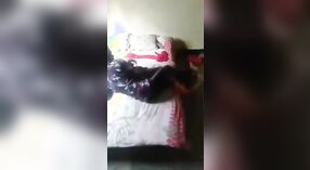 Une ado bangla se fait étirer la chatte par une grosse bite 2 minute 00 sec