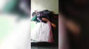 Bangla adolescente recebe seu bichano esticada pelo pauzão 5 minuto 20 SEC