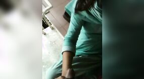 Chica universitaria de Bangladesh hace una mamada para mejorar sus calificaciones 2 mín. 20 sec