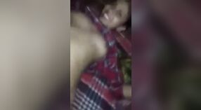 Big boobed Bangladeshi mulher fica louco com um escandaloso mms vídeo 0 minuto 30 SEC