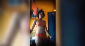 Desi tiener plaagt met haar lichaam in een striptease video - 0 min 0 sec
