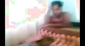 Bhabha do Sul da Índia fica com o rabo esticado neste vídeo pornográfico desi! 2 minuto 20 SEC