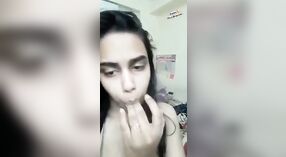 Indiano collegio ragazza gemiti in piacere mentre masturbandosi via su macchina fotografica 5 min 20 sec