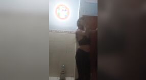 Pakistaans vrouw strips neer en speelt met zichzelf op camera in een steamy video 0 min 0 sec