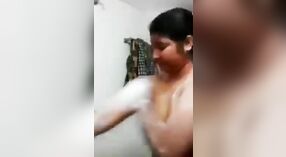 Понаблюдайте, как бенгальская красотка занимается ммс-видео в обнаженном виде в ванне 2 минута 30 сек