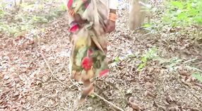جنگل میں دیسی Radhika کی کرسمس جنسی: ایک عوامی تصادم 1 کم از کم 20 سیکنڈ