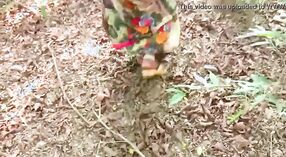 Desi Radhika'nın Ormanda Noel Seksi: Halka Açık Bir Karşılaşma 2 dakika 00 saniyelik