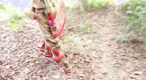 Desi Radhika'nın Ormanda Noel Seksi: Halka Açık Bir Karşılaşma 4 dakika 20 saniyelik
