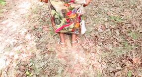 Desi Radhika'nın Ormanda Noel Seksi: Halka Açık Bir Karşılaşma 5 dakika 20 saniyelik
