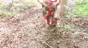 Desi Radhika'nın Ormanda Noel Seksi: Halka Açık Bir Karşılaşma 0 dakika 40 saniyelik