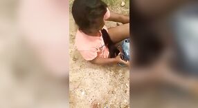 Une salope aux cheveux noirs pose pour une vidéo Desi MMC tout en s'engageant dans le sexe en plein air 0 minute 0 sec