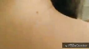 Mulher indiana com seios grandes despe-se na webcam para o prazer do marido 2 minuto 30 SEC