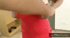 Mulher indiana com seios grandes despe-se na webcam para o prazer do marido 3 minuto 20 SEC