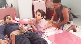Nafsu Desi yang tak terpuaskan untuk seks bertiga dengan saudara-saudaranya ditampilkan sepenuhnya 8 min 30 sec