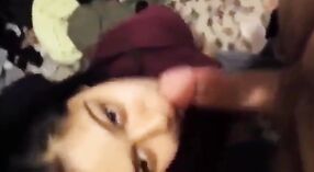 Sieh zu, wie ein College-Mädchen in diesem Full-HD-Video einen unglaublichen Deepthroat gibt 4 min 40 s