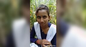 Schoolmeisje Desi ' s geschoren kutje krijgt pleasured door haar minnaar 0 min 0 sec
