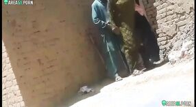 Nena paquistaní es golpeada al estilo perrito en cámara oculta 4 mín. 20 sec