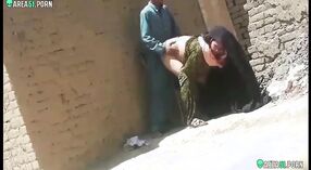 Nena paquistaní es golpeada al estilo perrito en cámara oculta 5 mín. 20 sec