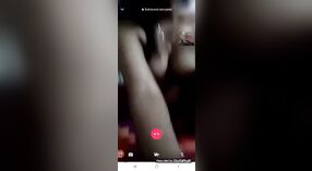Le corps parfait de Desi XXX se déshabille lors d'un appel vidéo en direct 2 minute 50 sec