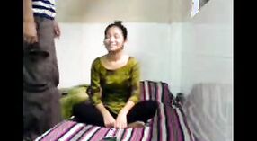印度大学女孩在阿鲁沙（Arusha）在这个乱伦色情视频中获得了公鸡 0 敏 0 sec