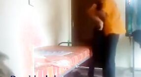 HD video di un collegio coppia avendo sesso in loro dormitorio stanza 2 min 40 sec