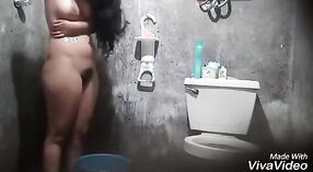 Indiase college meisje met groot liefde meloenen records zichzelf taking een douche voor haar boyfriend 1 min 20 sec