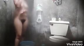 Indiase college meisje met groot liefde meloenen records zichzelf taking een douche voor haar boyfriend 4 min 20 sec