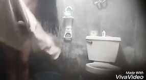 Indiase college meisje met groot liefde meloenen records zichzelf taking een douche voor haar boyfriend 5 min 50 sec