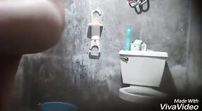 Indiase college meisje met groot liefde meloenen records zichzelf taking een douche voor haar boyfriend 0 min 0 sec