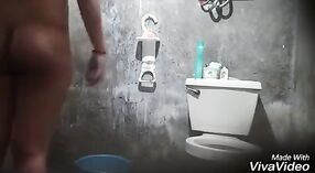 Indiase college meisje met groot liefde meloenen records zichzelf taking een douche voor haar boyfriend 0 min 50 sec