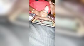 Une femme de ménage bihari fait une pipe époustouflante à son mari indien dans cette vidéo MMC 2 minute 40 sec