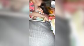 Une femme de ménage bihari fait une pipe époustouflante à son mari indien dans cette vidéo MMC 3 minute 20 sec