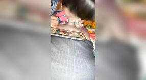 Une femme de ménage bihari fait une pipe époustouflante à son mari indien dans cette vidéo MMC 3 minute 50 sec