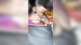 Une femme de ménage bihari fait une pipe époustouflante à son mari indien dans cette vidéo MMC 0 minute 50 sec