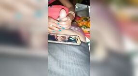 Une femme de ménage bihari fait une pipe époustouflante à son mari indien dans cette vidéo MMC 1 minute 00 sec